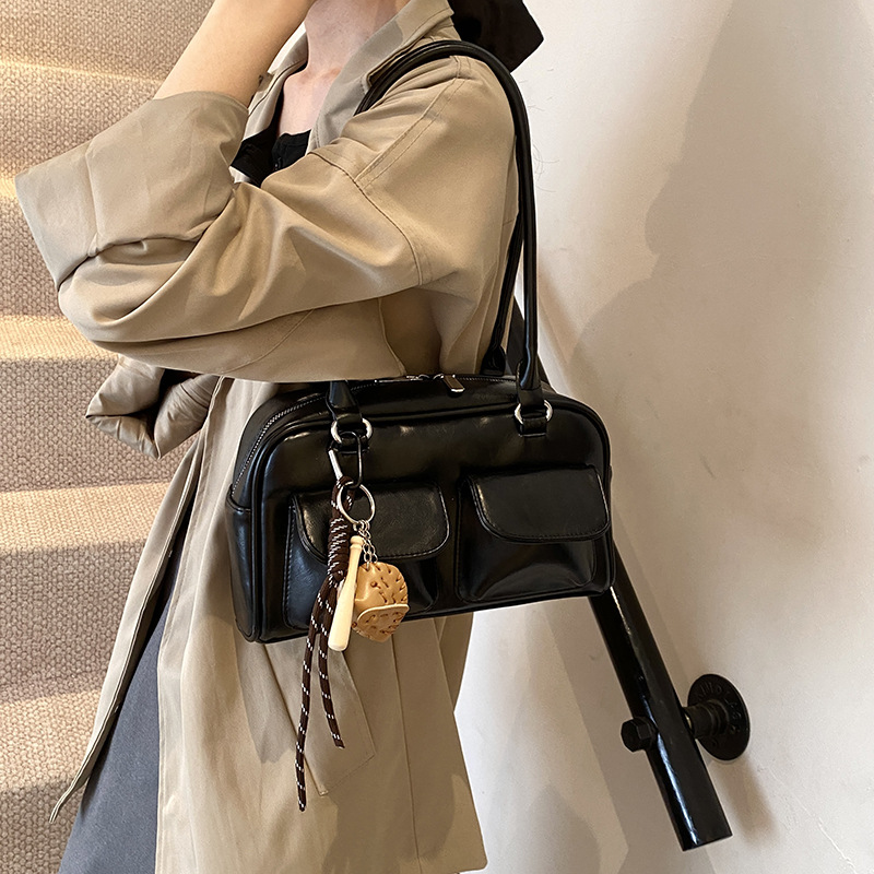 High-end retro small bag for ladies, 2024 new style, trendy and versatile commuter single-shoulder underarm bag, hand-carry Boston bag Application Scenario
