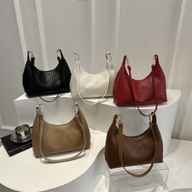 Solid color, casual and stylish, large capacity, 2025 spring fashion, niche commuting, simple and retro, hand-held, underarm dumpling bag Application Scenario