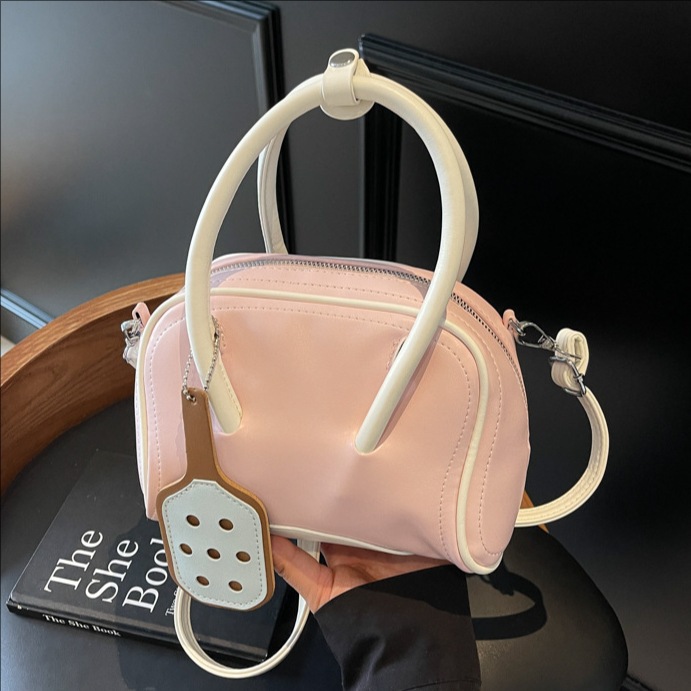 The 2025 new stylish, simple and niche hand-held bowling bag is versatile for commuting and exudes a high-end vibe. It's a super popular single-shoulder crossbody bag full figure