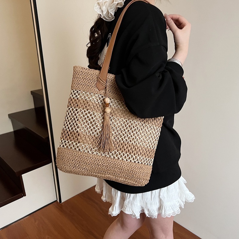 2025 New checkered trendy hand-held bucket bag, seaside vacation hollowed-out straw weaving bag, large-capacity beach single-shoulder bag details Picture