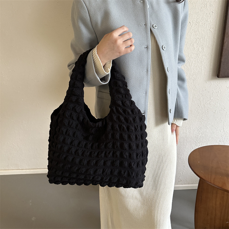 Personalized pleated bubble bag 2024 Spring New casual and fashionable large-capacity single-shoulder armpit hand-held tote bag details Picture