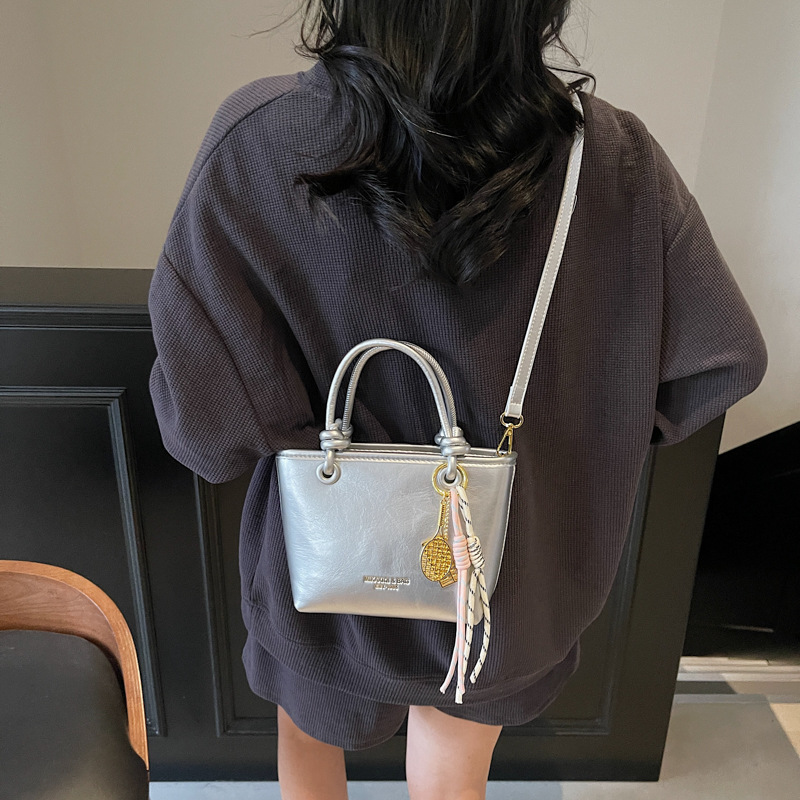 Fashionable and simple hand-held bucket bag for women, 2025 new style, trendy and high-end single-shoulder bag, casual and versatile crossbody bag Application Scenario