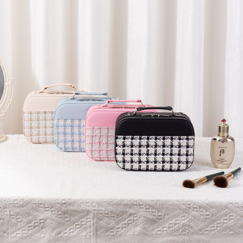 Factory wholesale high-beauty makeup cases, large-capacity makeup bags, portable travel suitcases, desktop storage boxes, and souvenirs Application Scenario