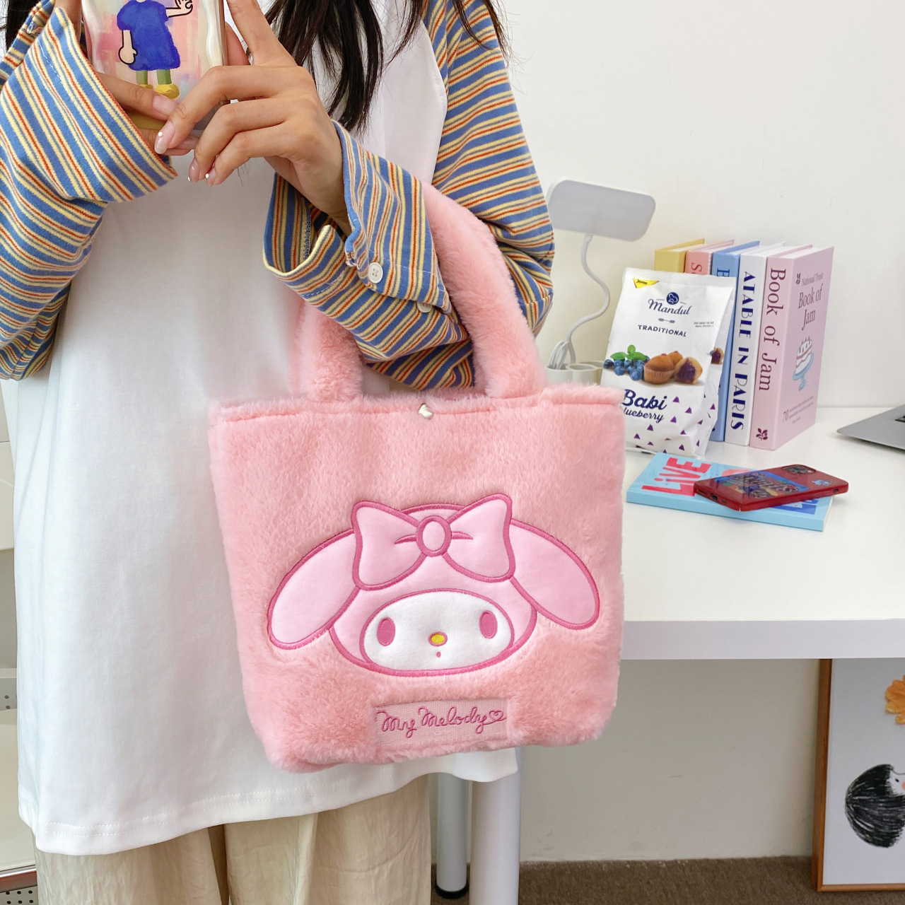 New cartoon plush handbag, a cute and fluffy hand-held bag for 2024 Application Scenario