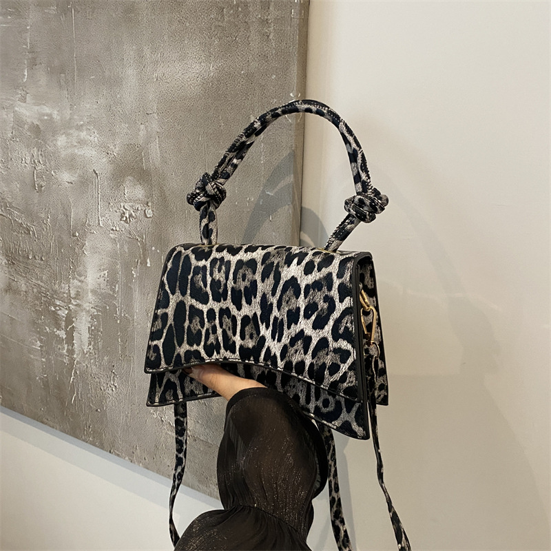 A niche design, casual, retro and fashionable crossbody bag, a new autumn 2024 commuter minimalist French single-shoulder small square bag full figure
