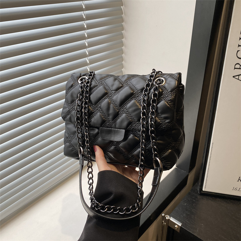 In 2025, the Chanel-style crossbody bag is a versatile summer bag for women, exuding a sense of sophistication, simplicity and elegance. It is a single-shoulder handbag full figure