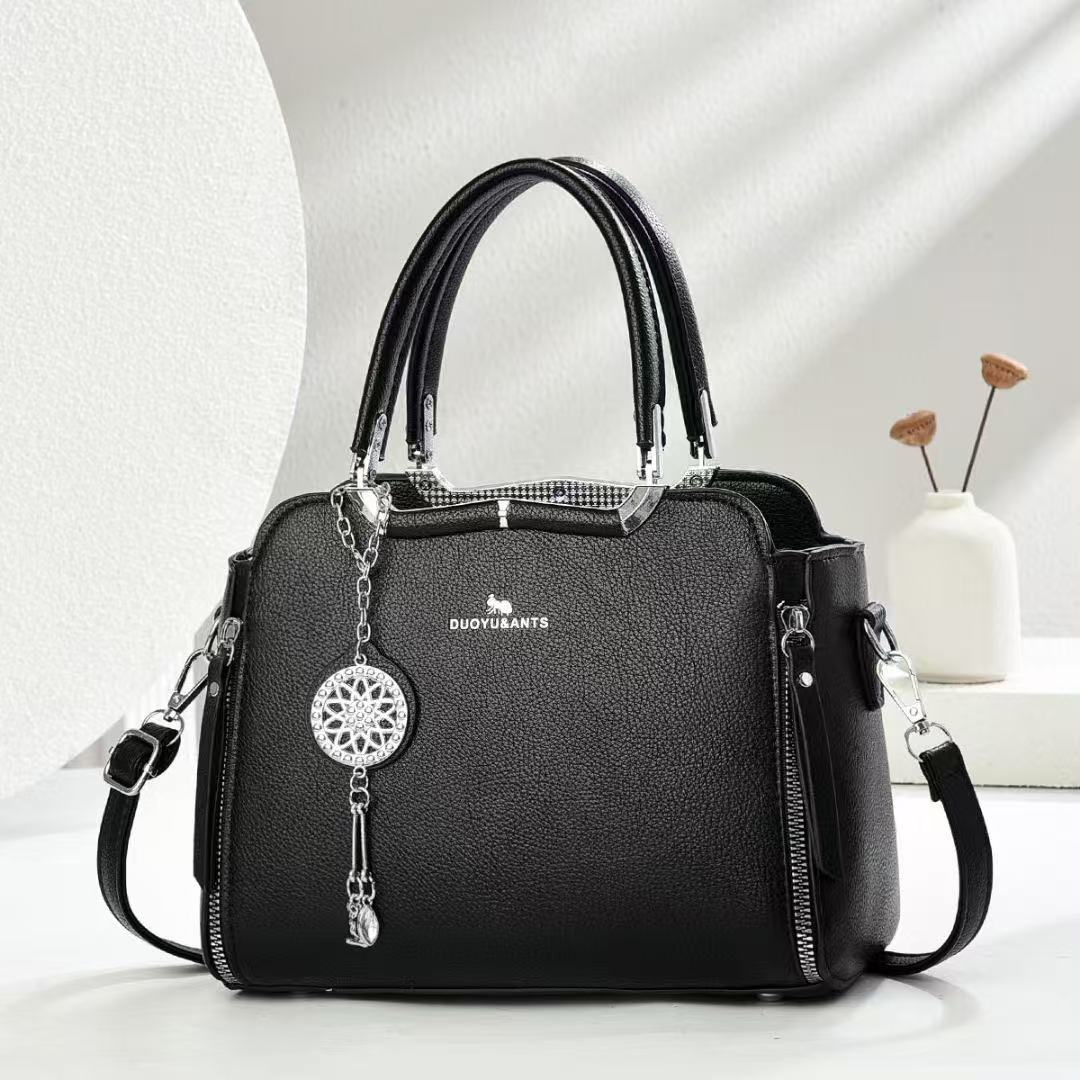 The new women's handbag is fashionable, versatile, casual, cross-border, trendy, single-shoulder bag with a high-end feel, simple and large capacity crossbody bag full figure
