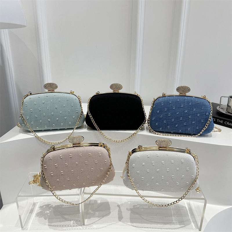 Hong Kong-style fashionable design hard-shell versatile dinner bag, women's fashionable intaglio-shaped single-shoulder crossbody bag Application Scenario