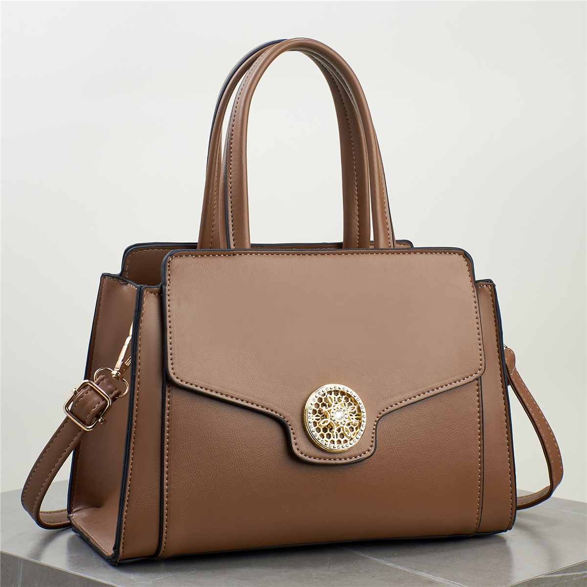 The 2024 new fashion bag is stylish and individualistic. It features a single-shoulder crossbody large-capacity set bag, a retro handbag and an export bag Specification drawing