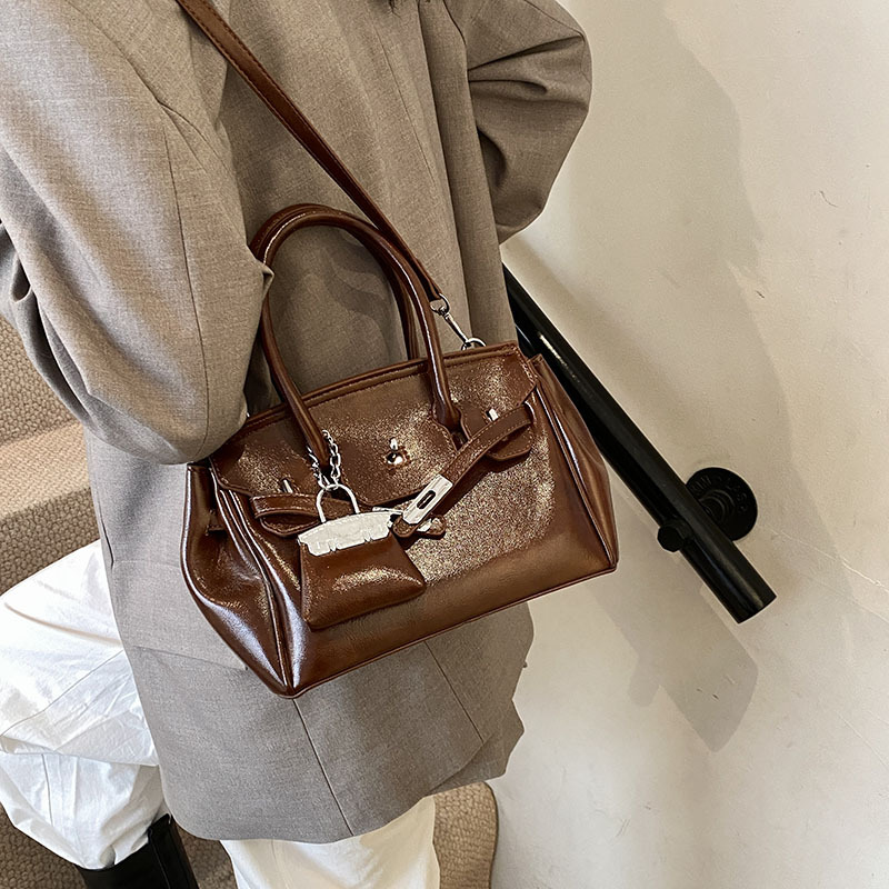 A new 2025 trendy Korean-style retro platinum handbag for women, a niche and high-end single-shoulder crossbody bag full figure