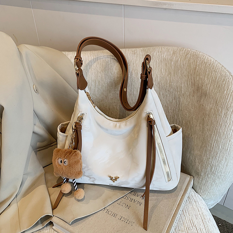 Casual commuting large-capacity women's 2024 new style, high-end and versatile crossbody bag, fashionable single-shoulder underarm bag Application Scenario