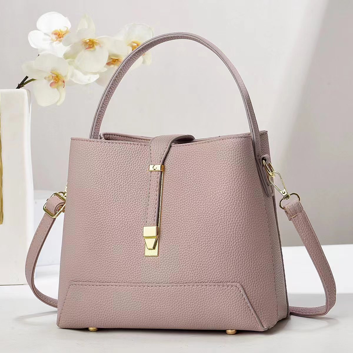 2024 Large-capacity handbag, trendy and fashionable bucket bag, women's bag, high-end, elegant and versatile, single-shoulder crossbody bag Application Scenario