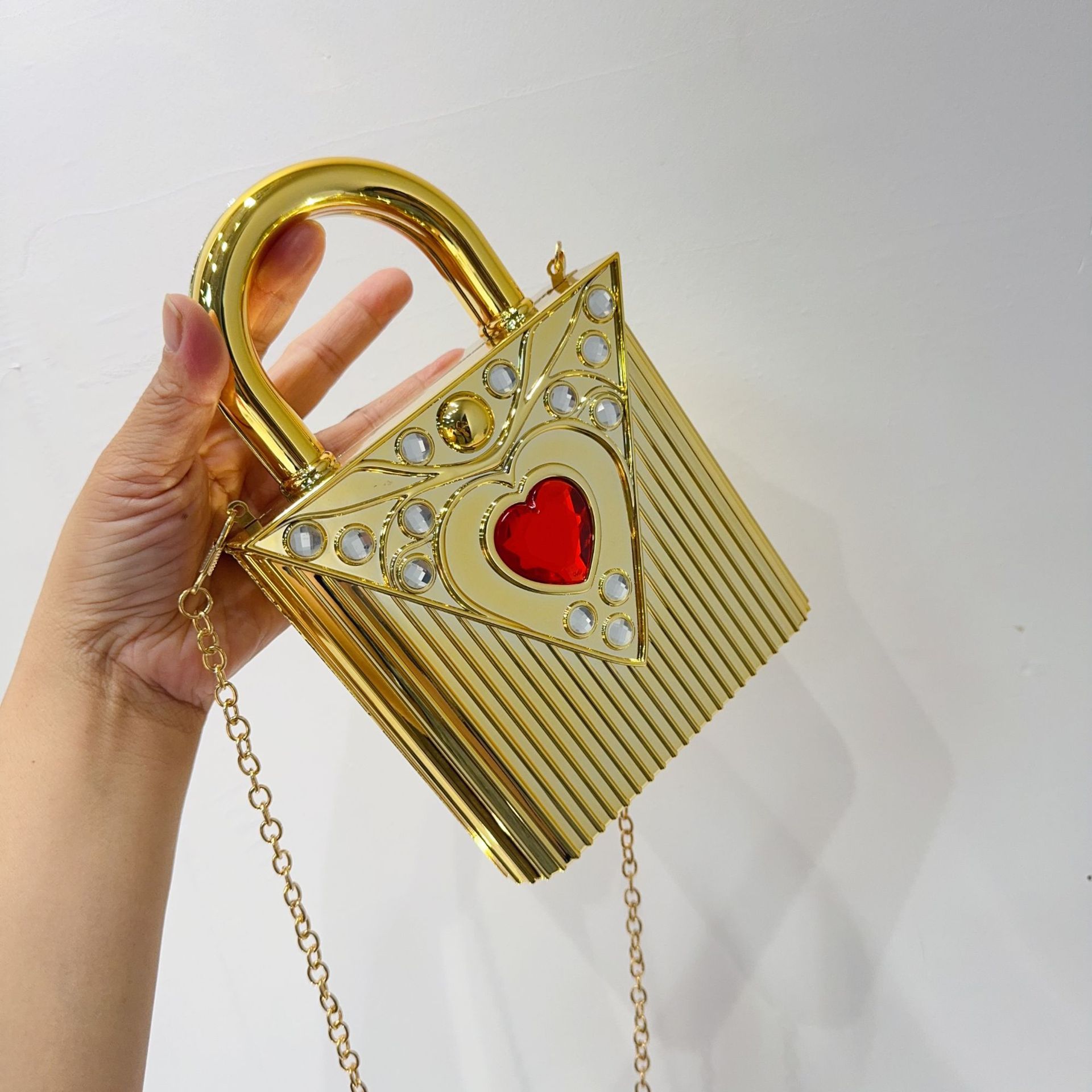 2025 New diamond-encrusted heart-shaped crossbody women's bag, mini acrylic bag, evening style, single-shoulder hand-carry makeup bag Specification drawing