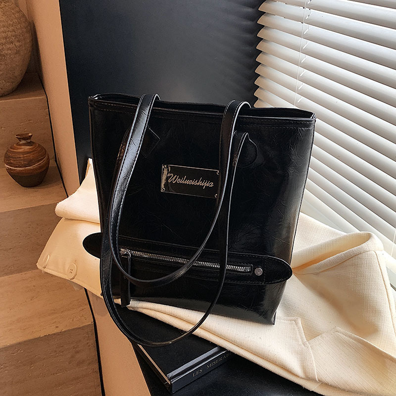 The 2025 new style of the work commuting tote bag for women is fashionable and versatile, with a large capacity single-shoulder bag and a high-end Korean-style underarm bag Application Scenario