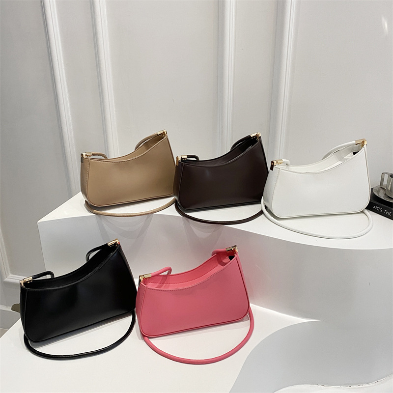 A new style of high-quality underarm bag for women in 2025, a retro and fashionable baguette shoulder bag Application Scenario