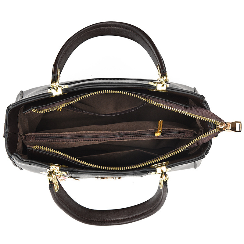 This is a new 2023 handbag for women, featuring a high-end texture, large capacity and fashionable design. It is a single-shoulder crossbody bag for middle-aged mothers Application Scenario