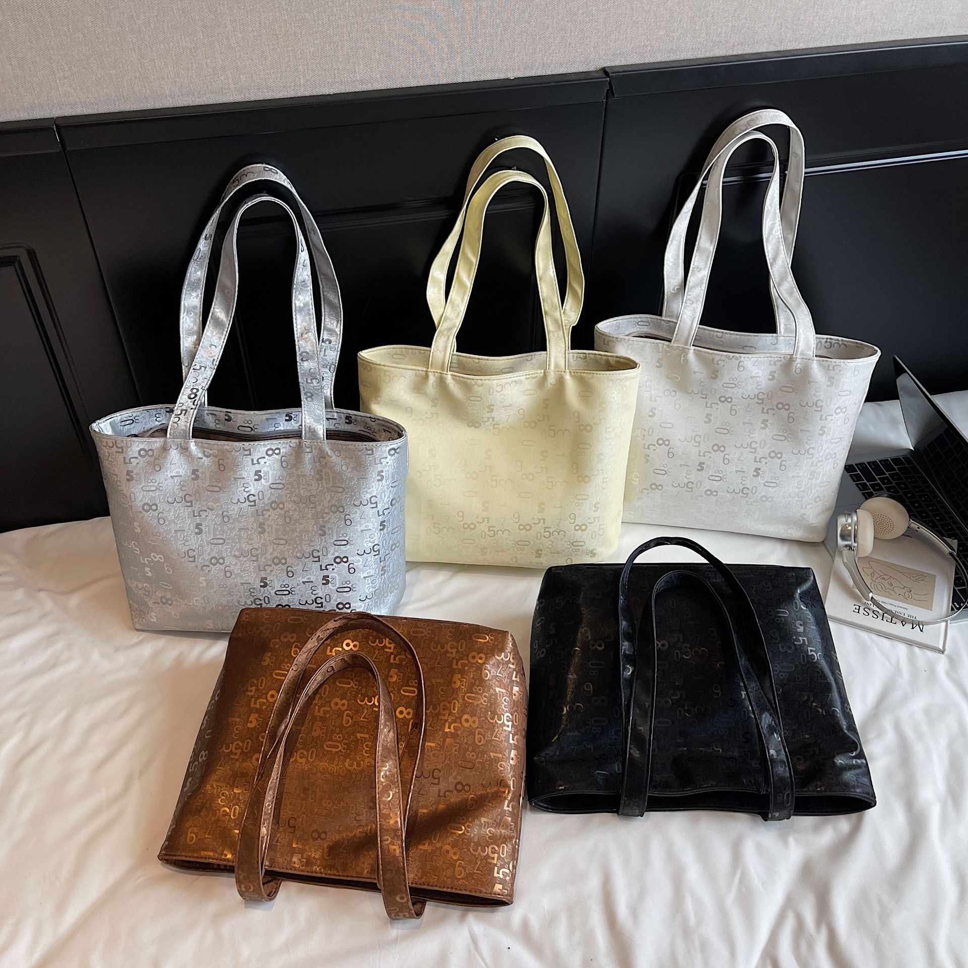 Large-capacity commuting bag for women, 2025 new style, fashionable and versatile shoulder bag, hand-held tote bag for going out to work full figure