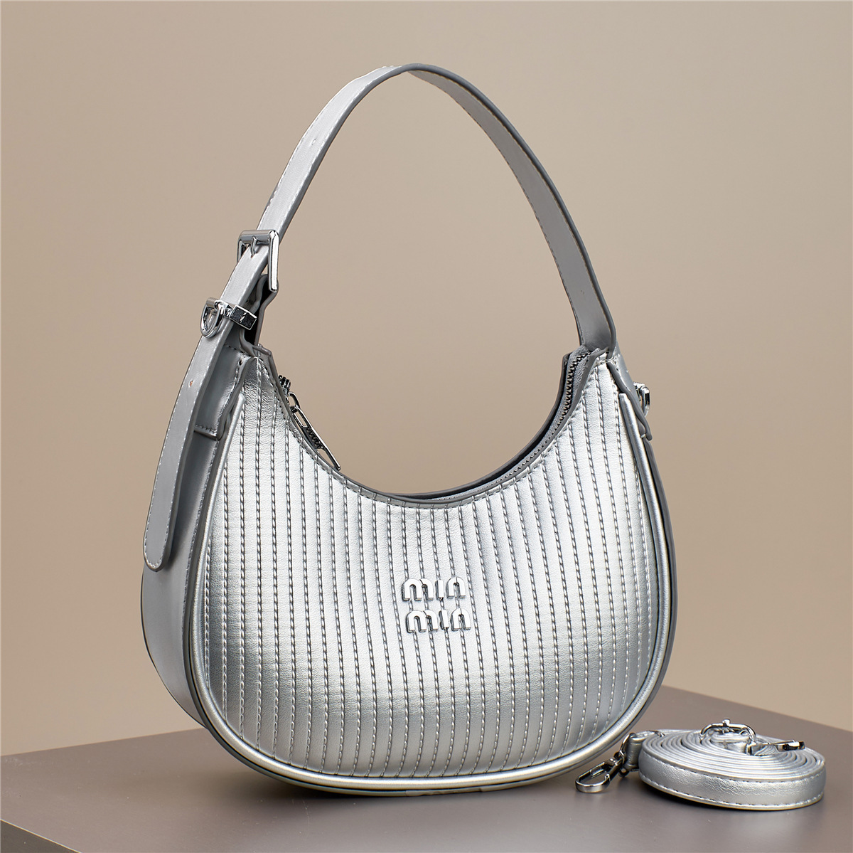 The new autumn 2025 trendy underarm bag is a versatile and high-end dumpling bag for women, available for wholesale export. It is a niche product with a high level of appearance Specification drawing