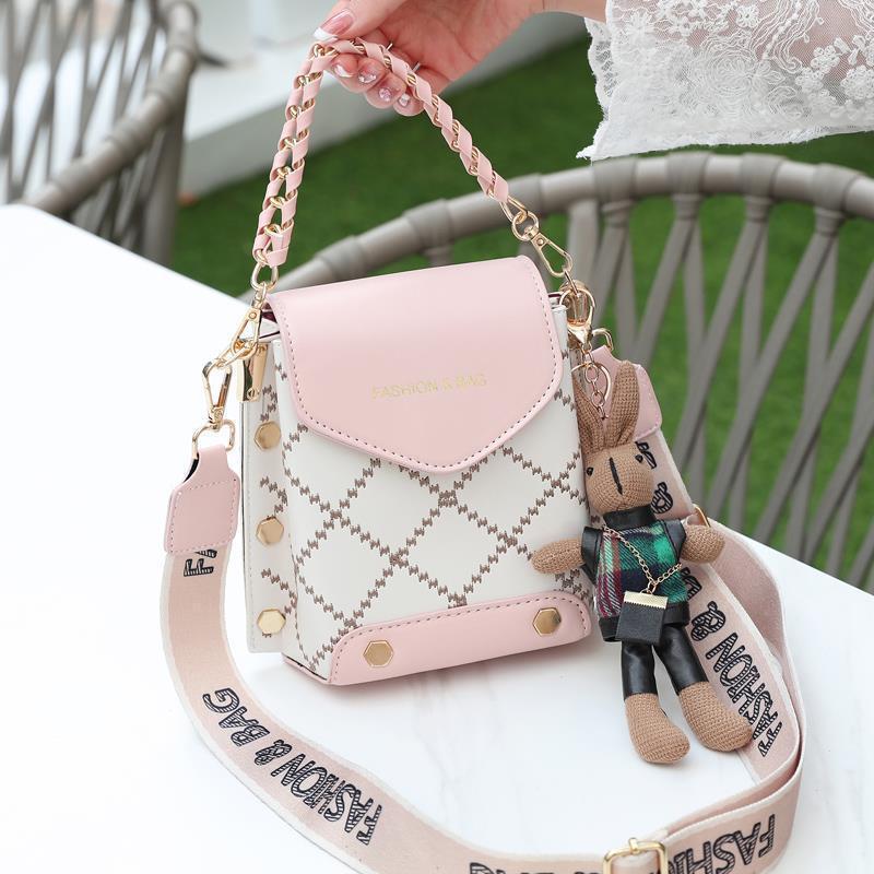 The 2022 new summer mini chain crossbody bag for packaging mobile phones in Xiaoba Women's Summer Application Scenario