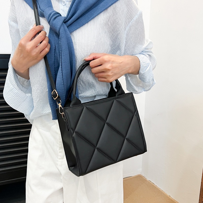 2025 New stylish solid-color bag, women's diamond-shaped candy-colored hand-held shoulder crossbody bag, simple small square bag Specification drawing