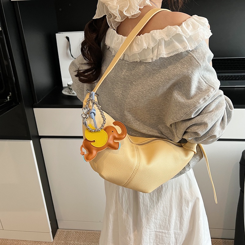 A small, exquisite and high-end soft-skin dumpling bag for women 2025 new lightweight and niche design solid color single-shoulder crossbody bag details Picture