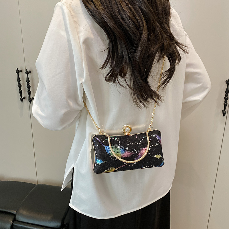 2025 New fashion chain hand-held banquet bag, single-shoulder crossbody dinner bag, high-quality hand-held feather flap bag details Picture