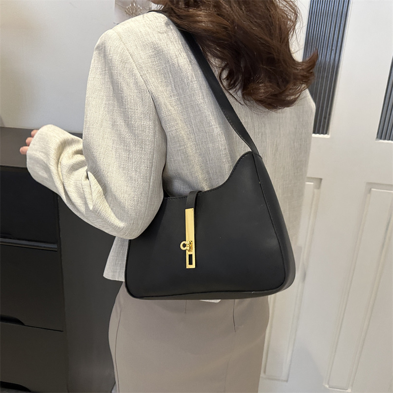 A new Korean-style niche design bag for women's 2023 autumn and winter, featuring a high-quality hand-held and underarm bag that is versatile and fashionable Specification drawing