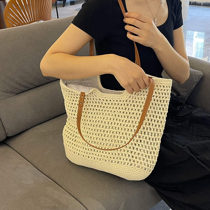 Niche hollowed-out straw woven bags, trendy vacation beach and beach woven bags for women, large-capacity commuting single-shoulder tote bags for summer full figure