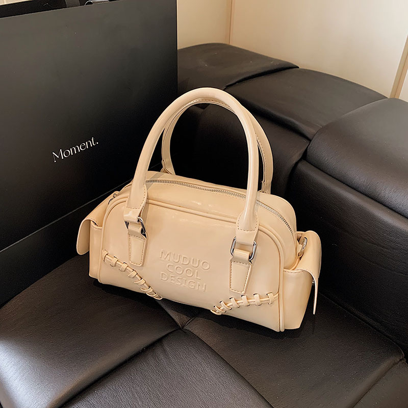 High-end and fashionable handbag for women, 2025 new motorcycle and hot girl style, casual and versatile, crossbody carry for going out Application Scenario