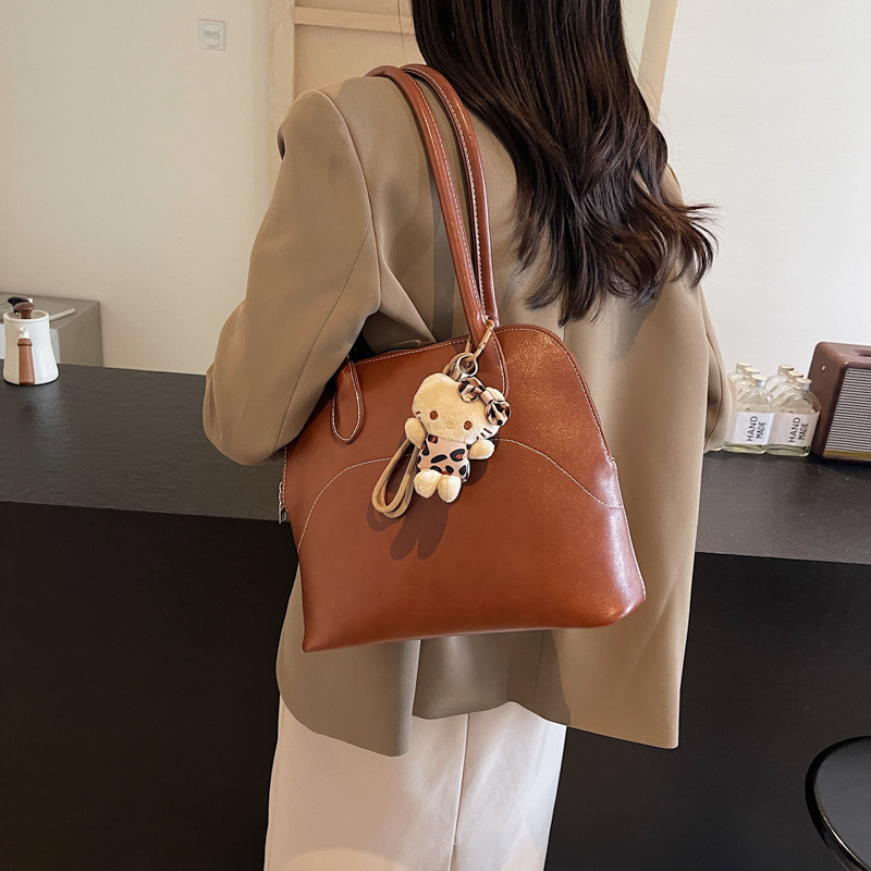 This year's popular tote bag is a retro work commuting bag with a large capacity for women, a new 2024 casual and versatile shoulder bag Application Scenario