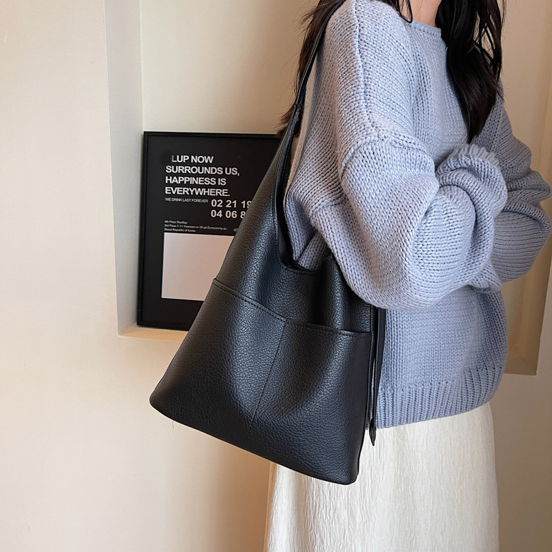 The popular and best-selling hand-held bucket bag for women in 2025, new large-capacity casual and versatile single-shoulder bag, retro mother-and-child bag Application Scenario