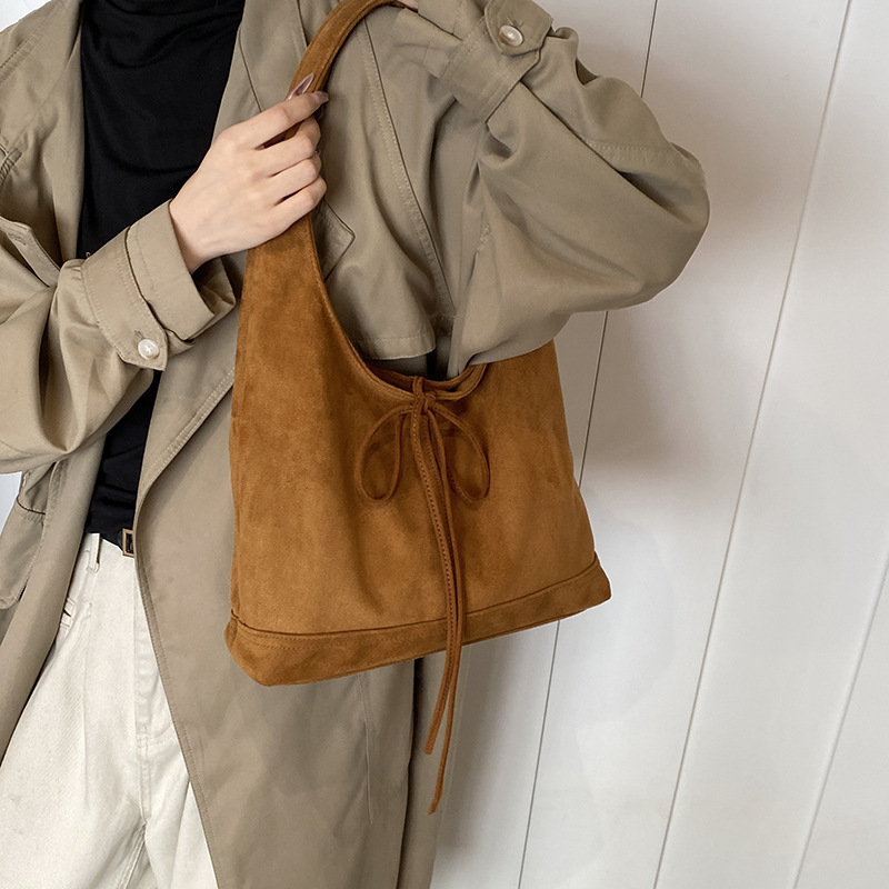 Casual soft-faced, large-capacity commuter bag for women 2024 new style, fashionable and retro single-shoulder bag, versatile tote bucket bag Application Scenario