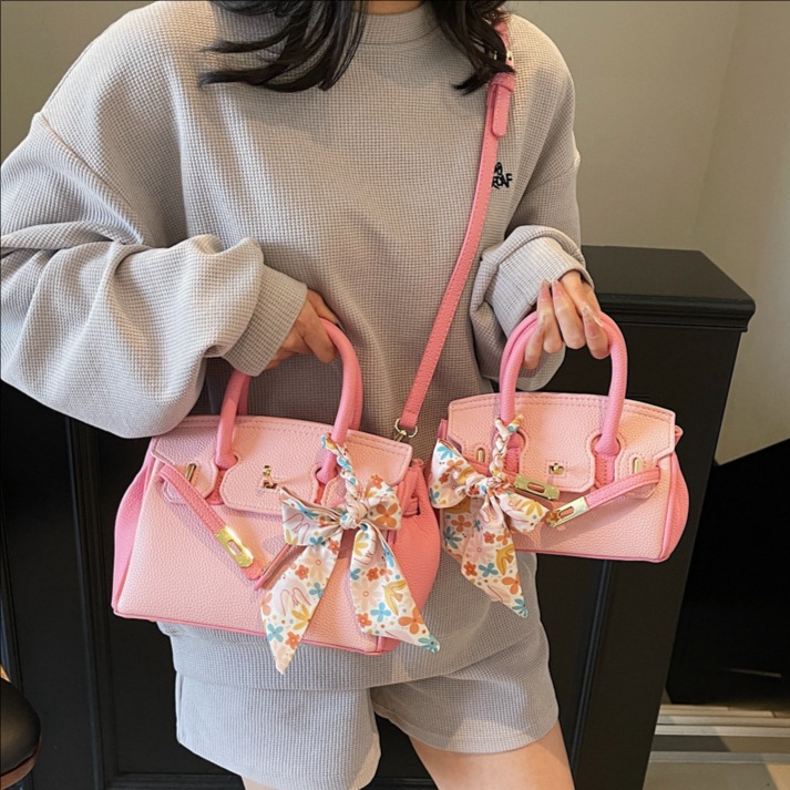 The high-end, light luxury and elegant Kelly handbag for women in the summer of 2025 is simple and stylish with contrasting colors and is a versatile single-shoulder crossbody bag full figure