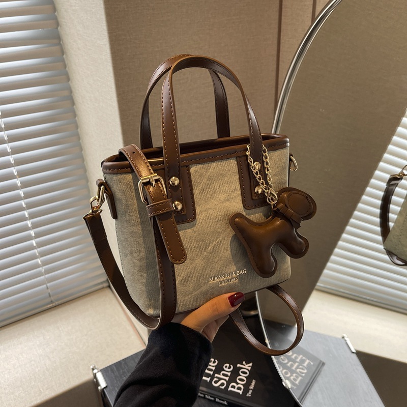 A new 2024 high-end Korean-style single-shoulder crossbody bag with a unique design and a hand-held bucket bag details Picture