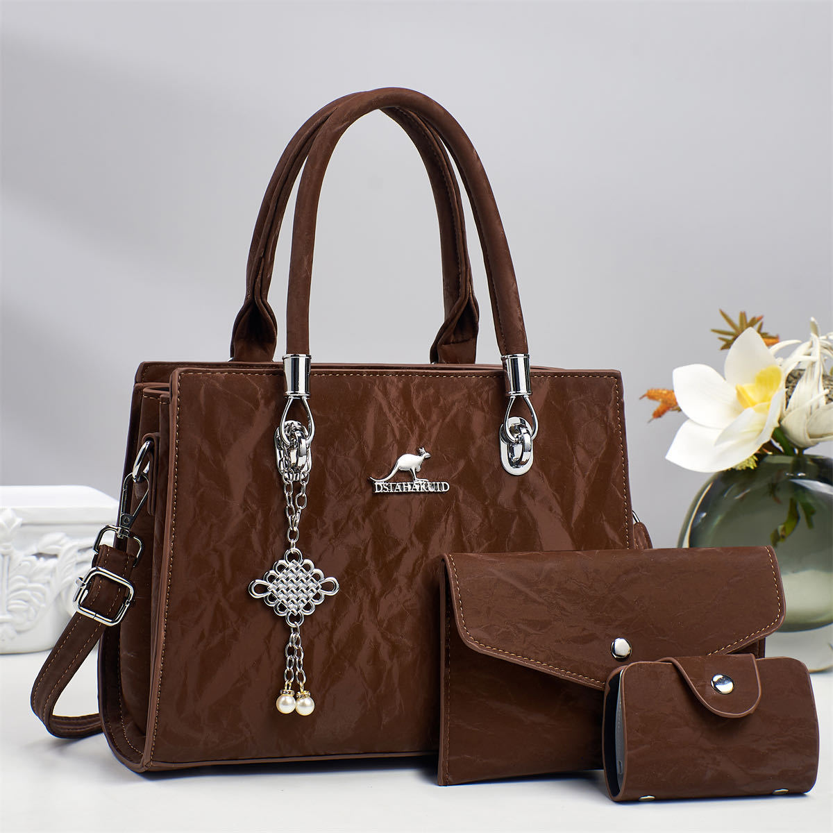 The 2025 new single-shoulder crossbody bag is a high-end and practical large-capacity hand-held tote bag for women Application Scenario