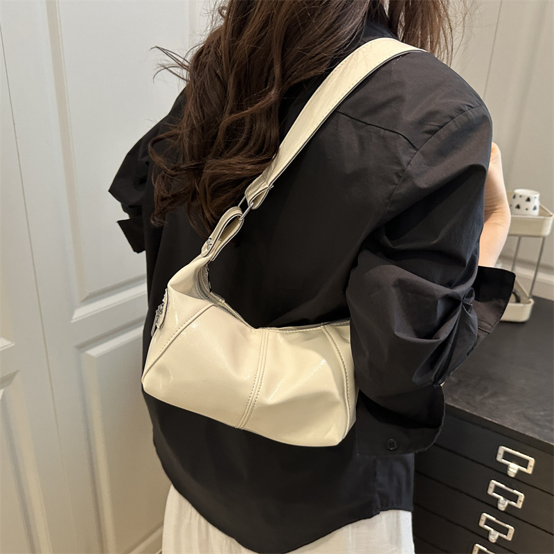Retro oil wax leather crossbody bag, crescent bag, 2025 new style, trendy, large capacity, versatile single-shoulder bag, high-quality underarm women's bag details Picture