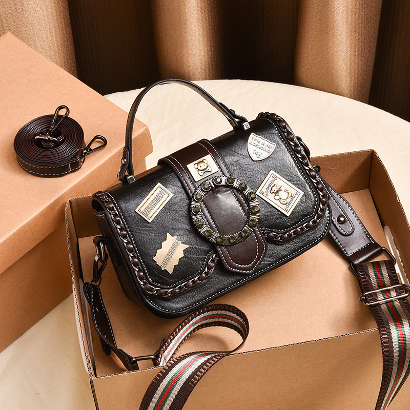 The 2022 new fashionable women's bag, a small square bag with printed badges and diagonal crosses, has become a bestseller in live-streaming on Douyin and Kuaishou full figure