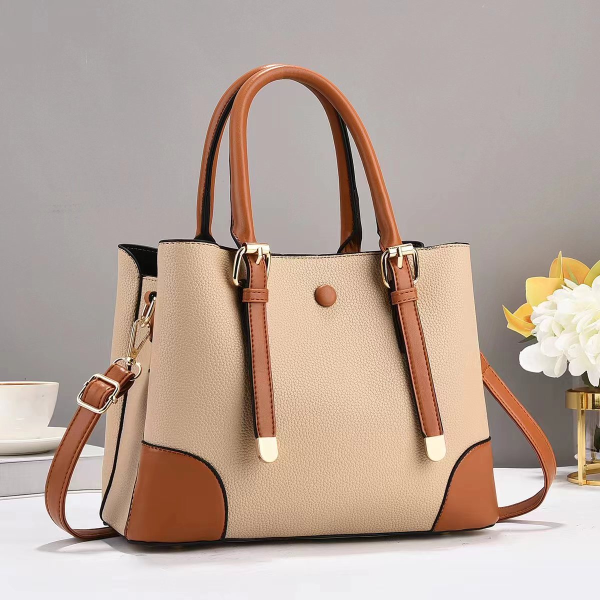 This is a new 2024 model of a fashionable and trendy handbag with lychee pattern patchwork. It is a large-capacity single-shoulder bag for women and a large crossbody bag Application Scenario