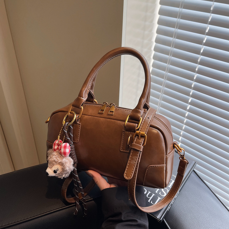The new 2024 women's underarm bag is a trendy and versatile single-shoulder bag with a high-end feel. It's a Maillard casual commuting handbag full figure