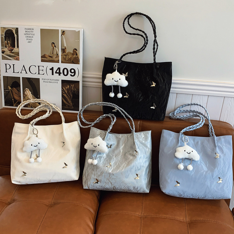 Korean niche lightweight tote bag for women, 2025 new model student commuting crossbody bag, large capacity bucket bag Application Scenario