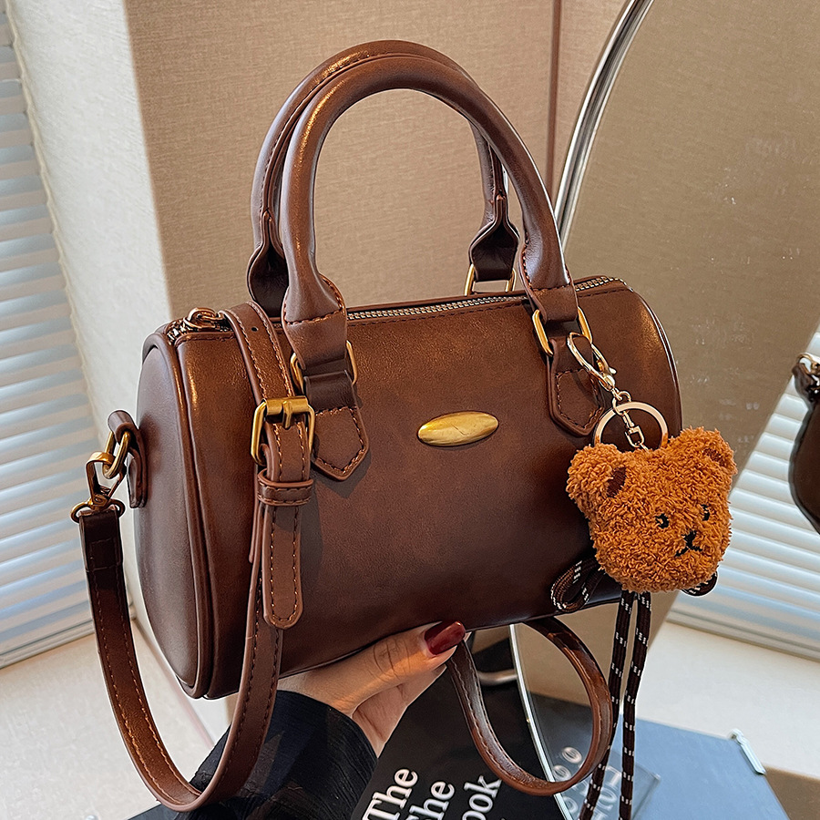 This year, Boston bags are popular for women. The new 2024 fashionable and retro crossbody bag and women's hand-held pillow bag are all in fashion full figure