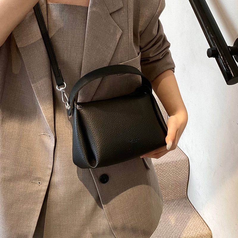 Simple lychee patterned hand-held baguette bag for women, 2025 new style fashionable single-shoulder pillow bag, casual soft leather crossbody bag Specification drawing