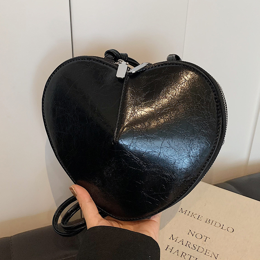 Fashionable and niche design bags for women, 2024 new trendy and versatile crossbody bag, mini heart-shaped bag, solid color underarm bag full figure