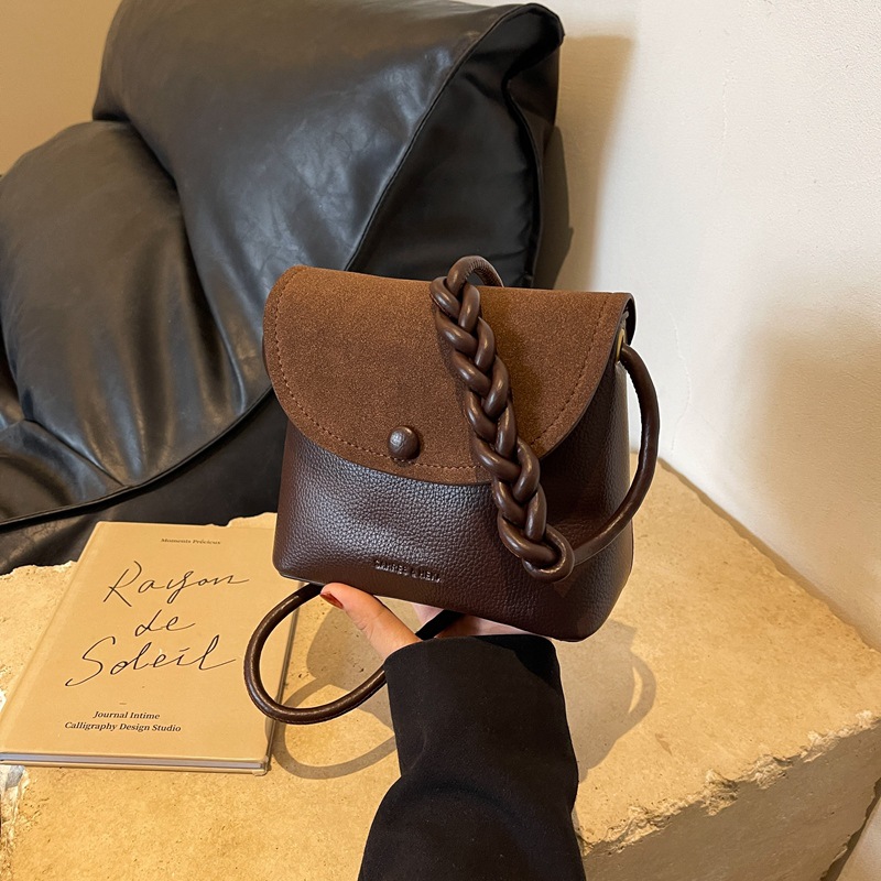 A niche design bag for women, 2024 new style, fashionable woven shoulder strap single-shoulder bag, solid color, high-end, crossbody bucket bag Application Scenario