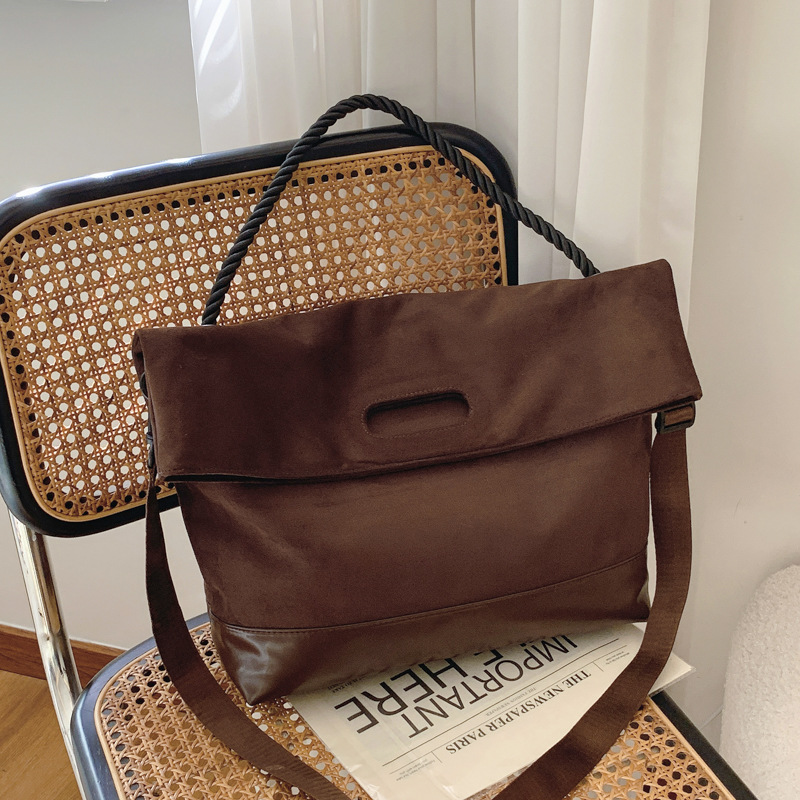 The 2024 new canvas large-capacity handbag, simple and retro messenger tote bag, is a high-end commuting single-shoulder bag trend details Picture