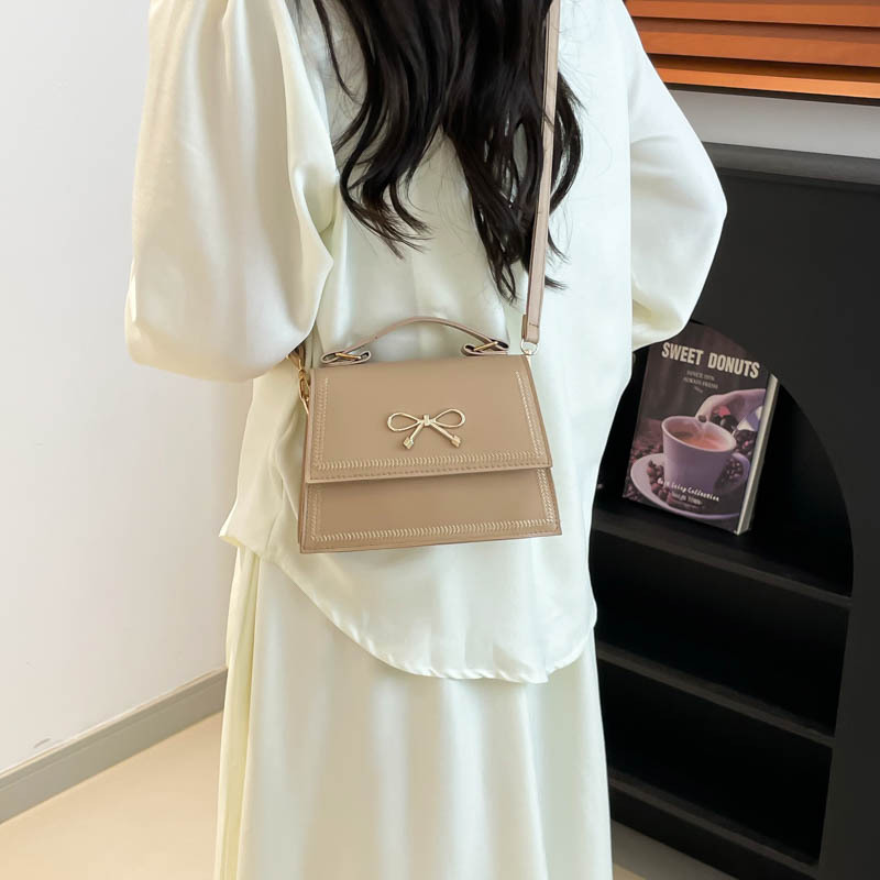 A new stylish large-capacity handbag for the summer of 2025, featuring a simple, casual and trendy texture with a bow and a single-shoulder crossbody bag details Picture