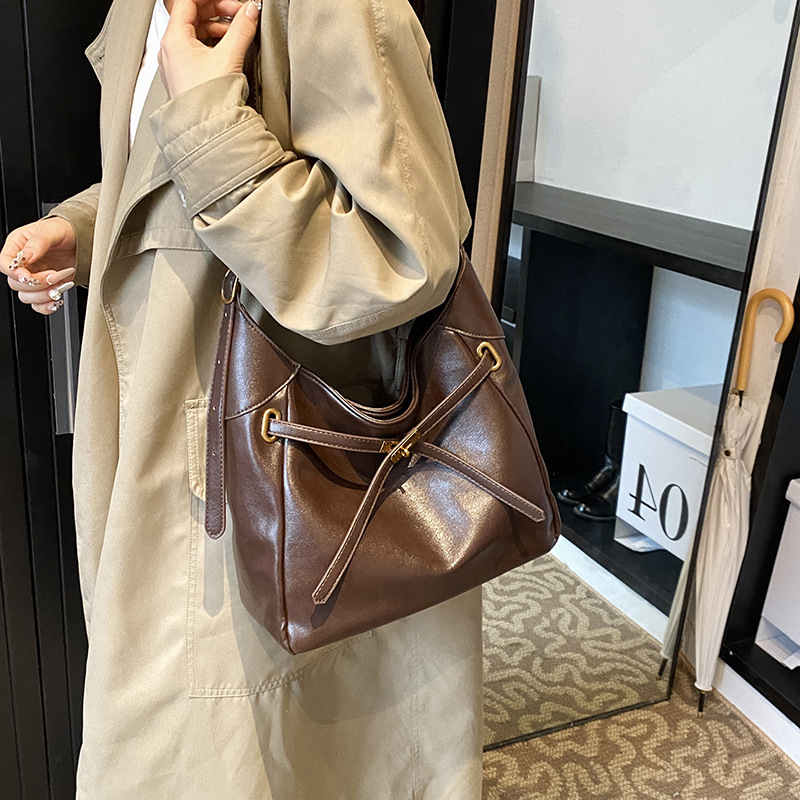 The large-capacity women's retro 2024 new style casual high-end texture single-shoulder crossbody bag is in fashion this year. Bucket bags are popular Application Scenario