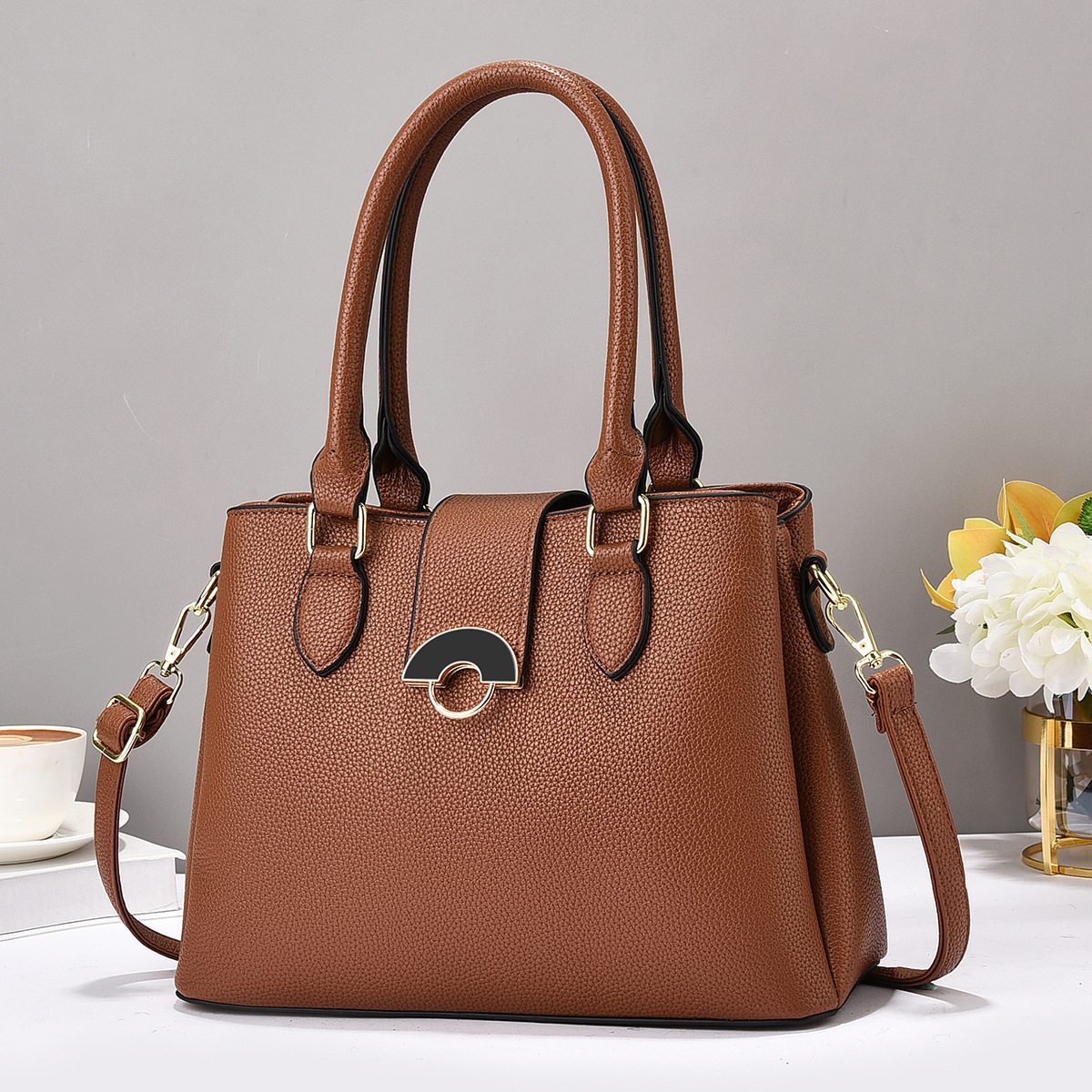 This is a new 2024 light luxury, large-capacity, simple and textured mom bag for women. It is a fashionable and elegant solid-color crossbody handbag details Picture