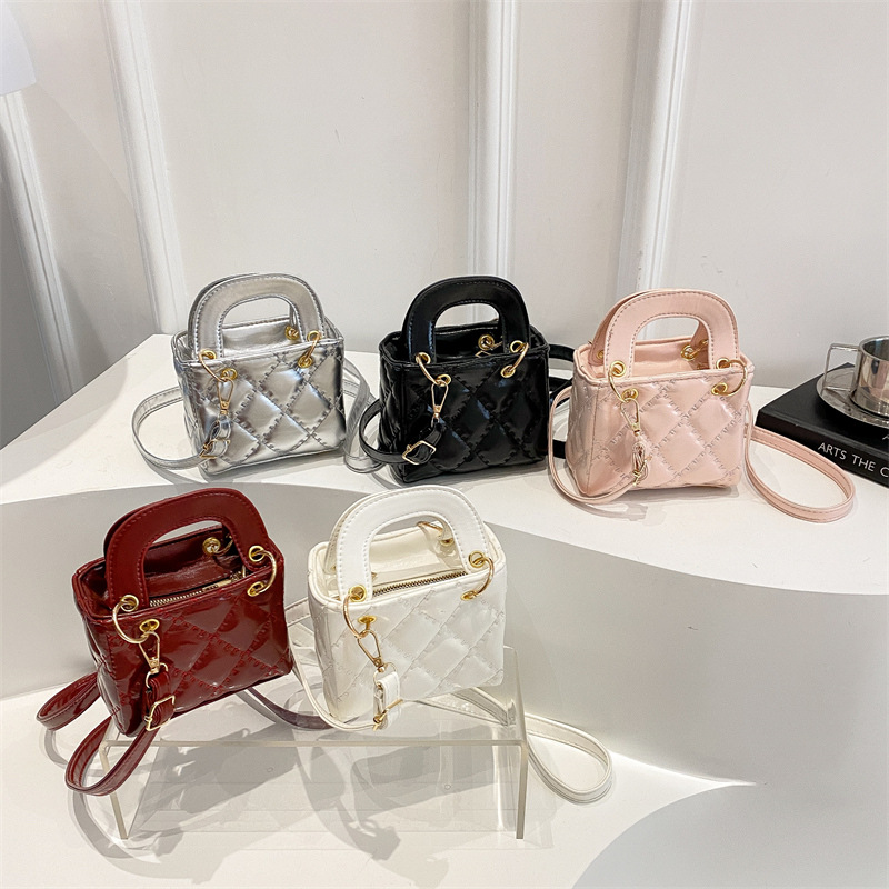 High-end quality and elegant 2025 new women's hand-held handbag, solid color single-shoulder bag, crossbody bag, simple and casual bag Application Scenario