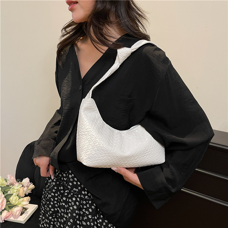 Korean handbag, women's bag, fashion 2025 retro new casual underarm bag, crescent bag, single-shoulder personalized bag details Picture